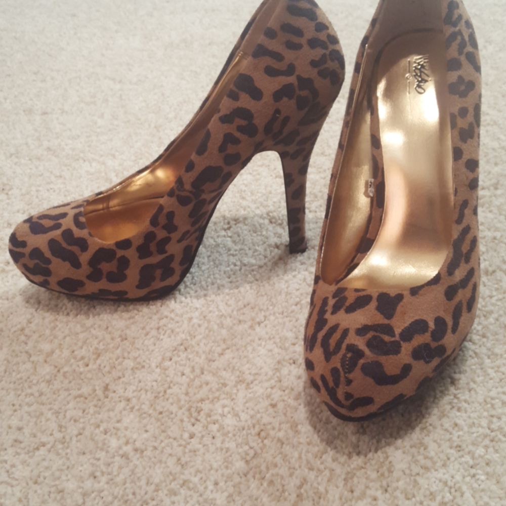 NWOT leopard print heels